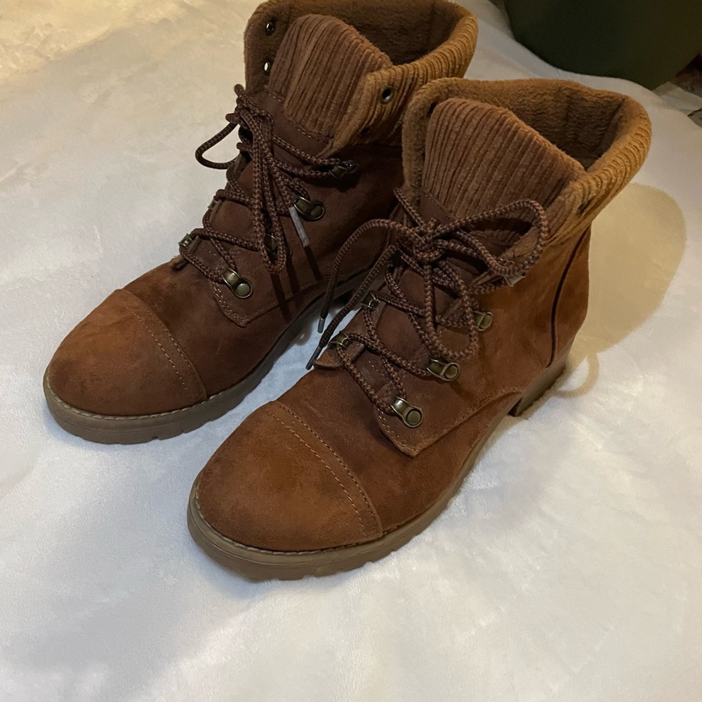 Brown heel boats